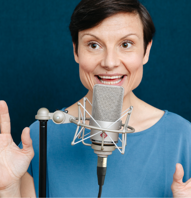 Home Bild Sprecherin mit Mikrofon
