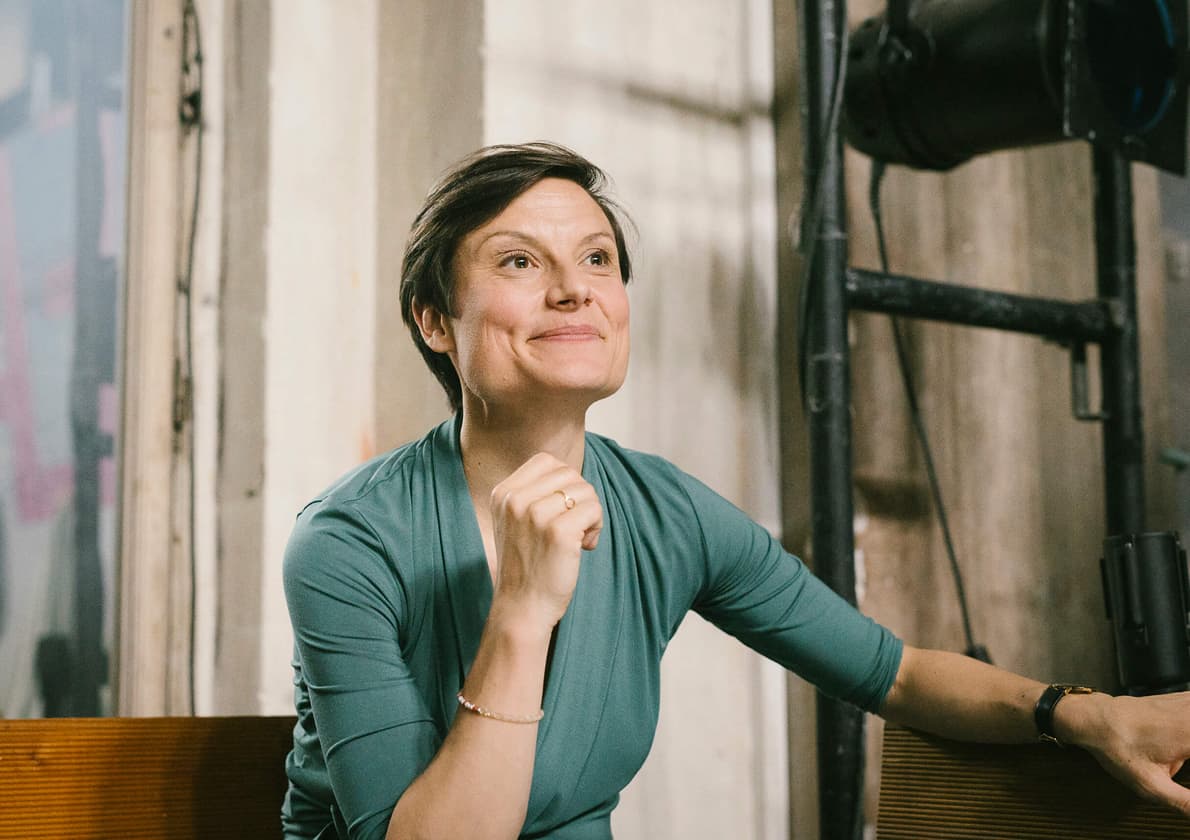 Lena Raubaum sitzt backstage und blickt erwartungsvoll Richtung Bühne