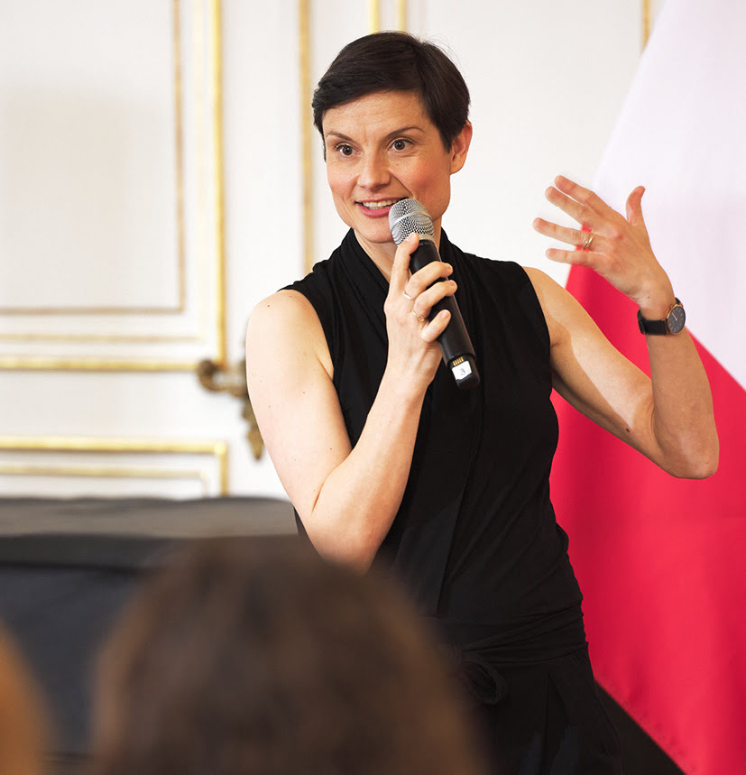 Lena Raubaum hält einen professionellen Vortrag.